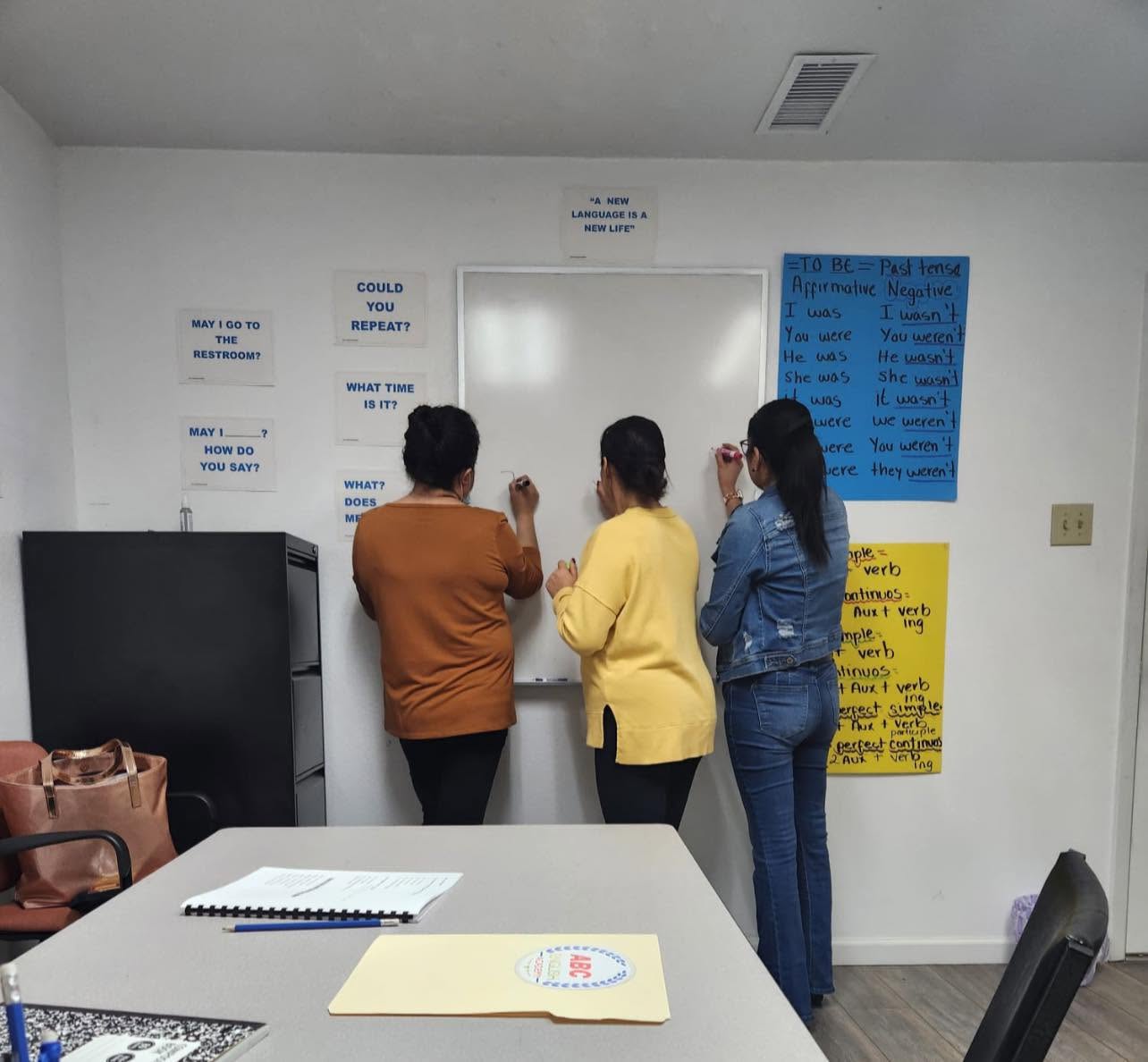 Estudiantes practicando en el pizarrón