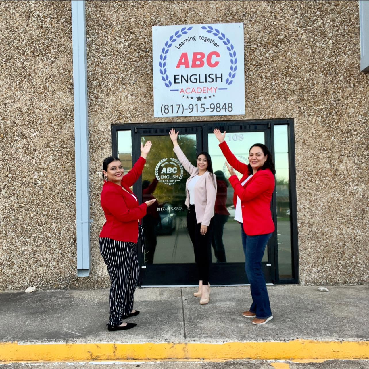 Equipo de ABC English Academy frente a la academia