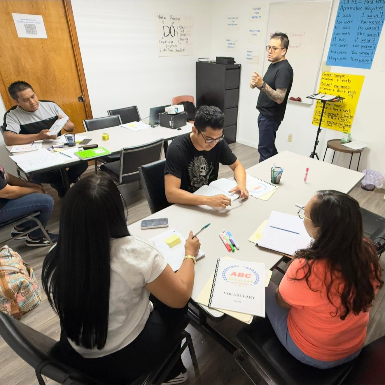 Estudiantes participando en una clase de inglés